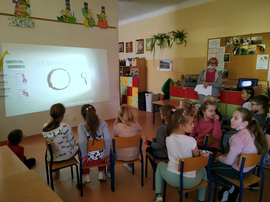 Dzieci poznają eksperymenty o ogniu w prezentacji multimedialnej.