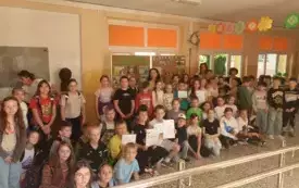 Uczestnicy zbi&oacute;rki makulatury
