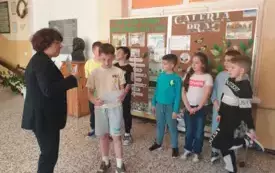 Pani dyrektor Gabriela Zielińska wręcza dyplomy dzieciom