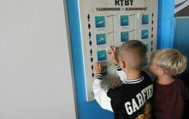 Uczniowie zaciekawieni pomocami naukowymi