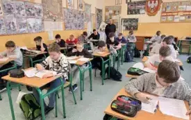 Og&oacute;lnopolski Konkurs Wiedzy Liturgicznej 4 - uczniowie piszą test