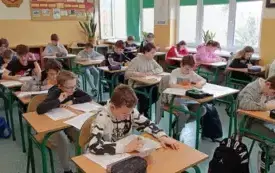 Og&oacute;lnopolski Konkurs Wiedzy Liturgicznej 2 - uczniowie piszą test