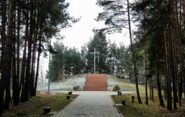 Widok na ścieżkę w kierunku pomnika