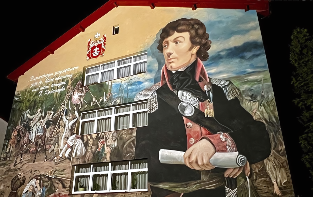 Widok muralu na ścianie szkoły, mural przedstawia Tadeusza Kościuszkę