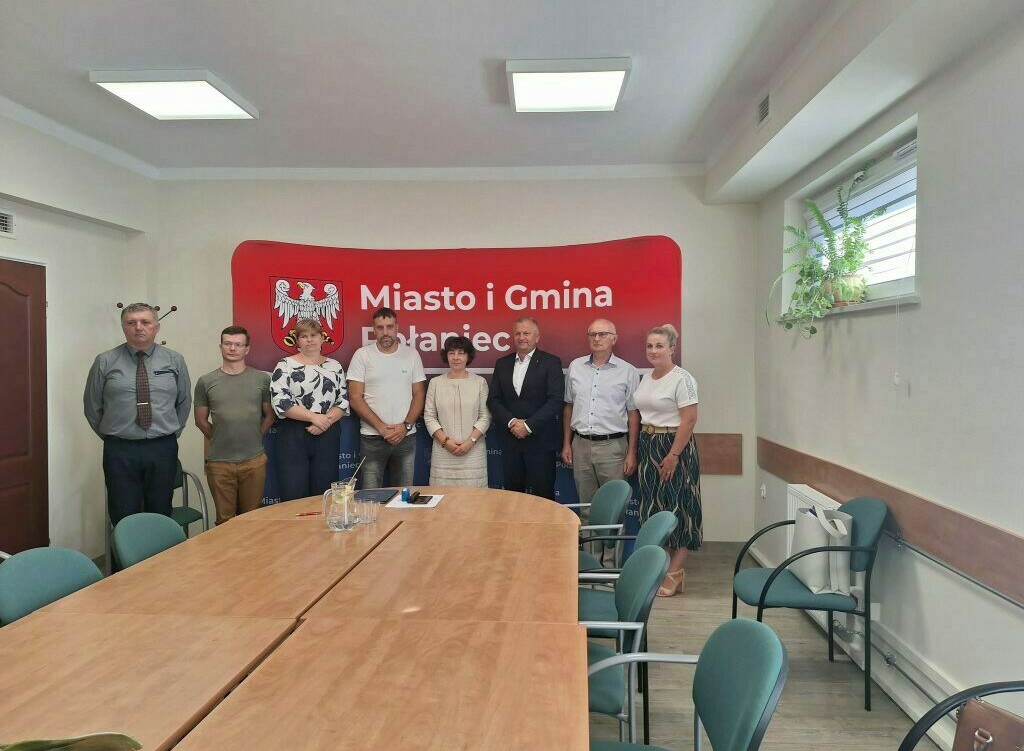 Zdjęcie do Podpisanie umowy na remonty w Szkole Podstawowej im. T. Kościuszki w Połańcu