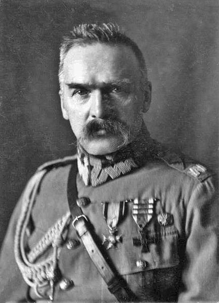 Czarno-biały portret Józefa Piłsudskiego w mundurze. Autor: Witold Pikiel.